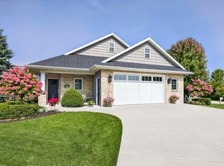 W6934 Brackenwood Ln, Greenville, WI 54942