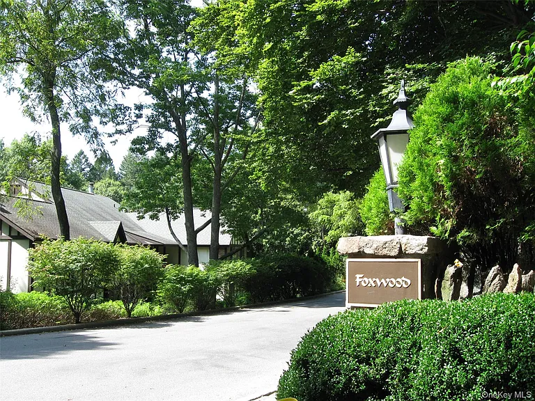 8 Foxwood Dr #4 — Photo 24