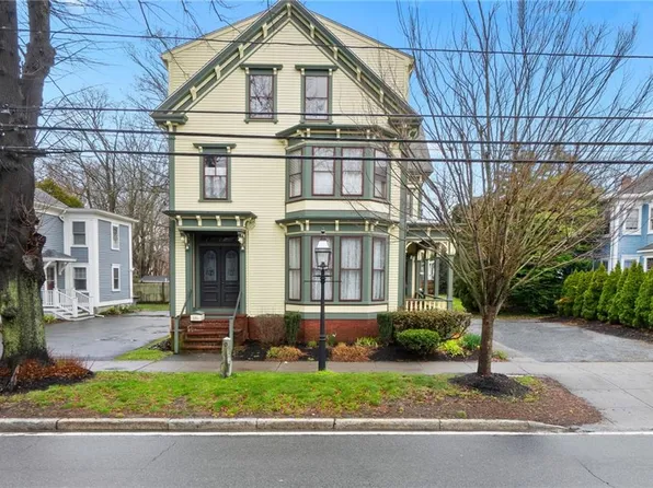 686 Hope St APT 3, Bristol, RI 02809