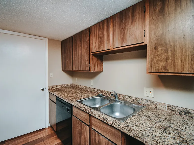 Parkwood Apartments — Photo 12
