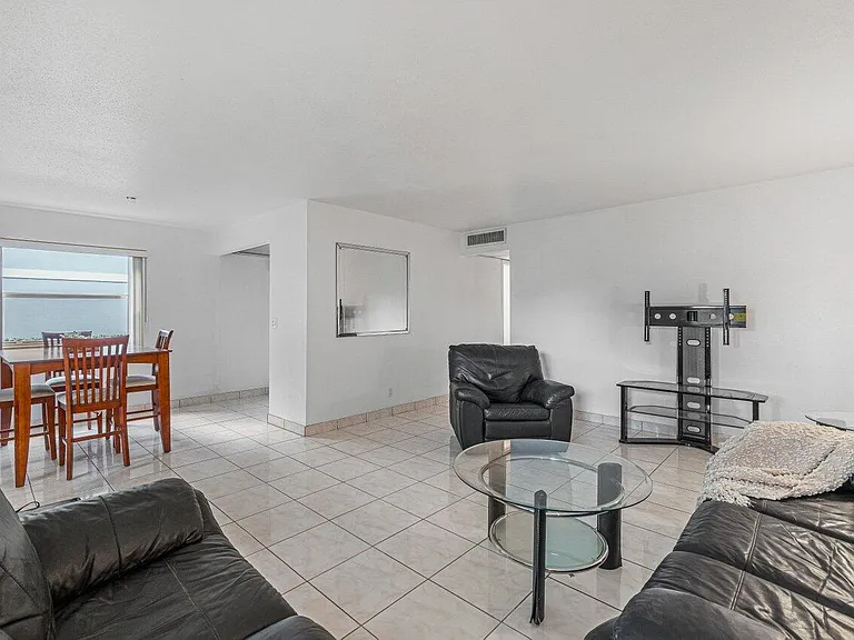 260 Brittany Ave #F — Photo 10