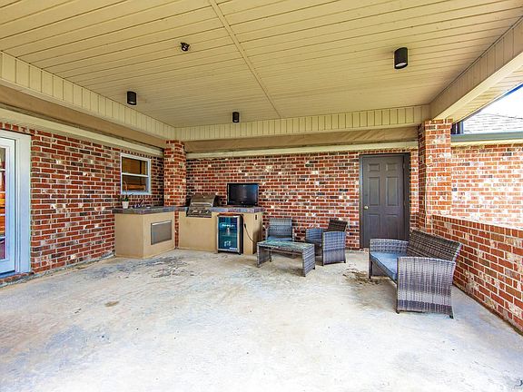 3rd image of 203 E 27th Pl