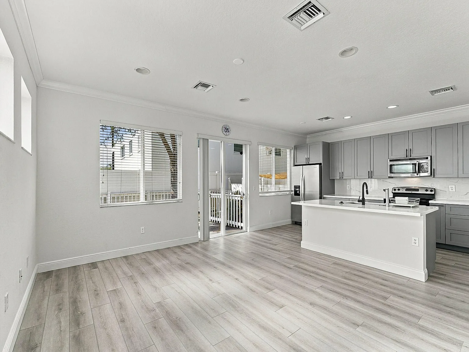 3 bed, 2.5 bath, 2109 sqft, $4,100 — Photo 3
