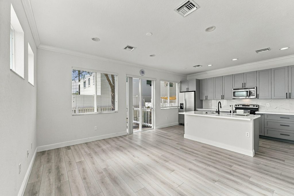 712 SE 2nd Street, photo 3