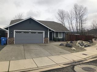 1627 SW Waterstone Dr, Grants Pass, OR 97527