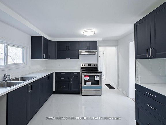 5th image of 109 Forsyth St