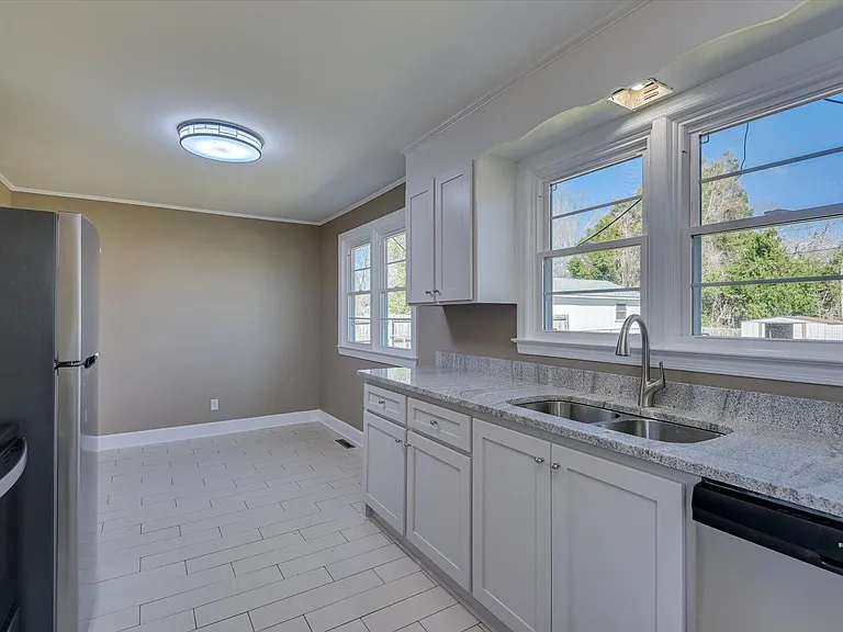 302 Burgess Dr — Photo 14