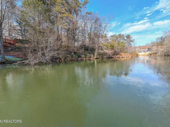 72 Holiday Dr, Crossville, TN 38555