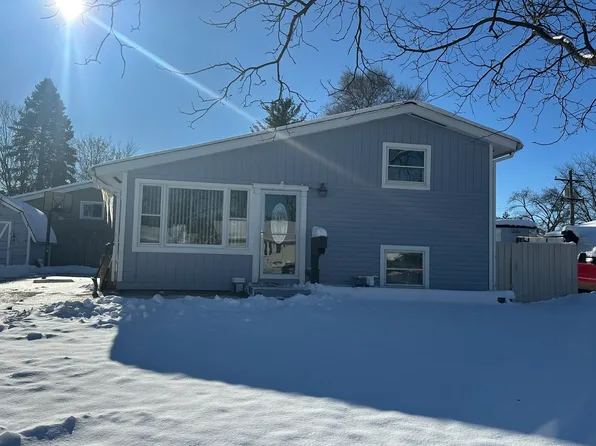 501 Apache Ave, Carpentersville, IL 60110