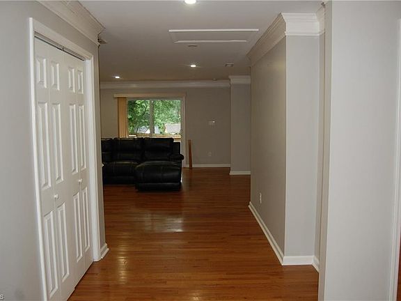 3rd image of 120 Oak Summit Rd