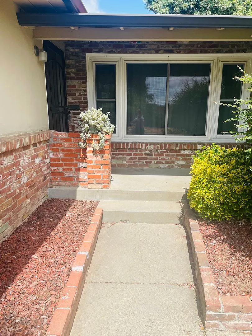 Gorgeous 3 bed/1.5 bath home in Hollywood Park — Photo 3