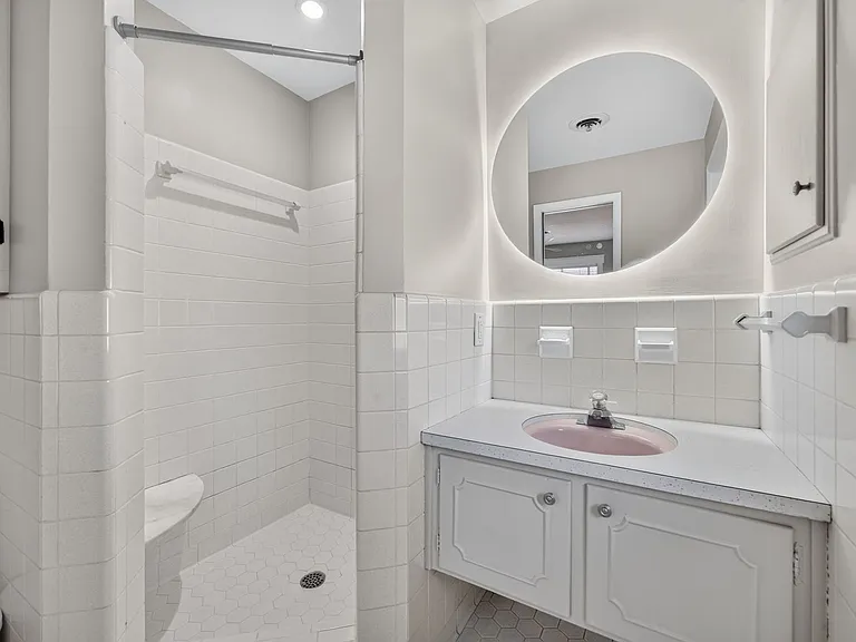 677 Selkirk Dr — Photo 22
