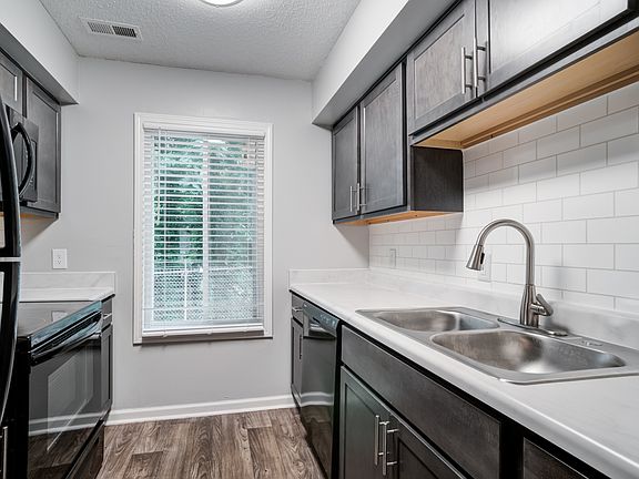 3rd image of 100 Vanderbilt Ln #29533