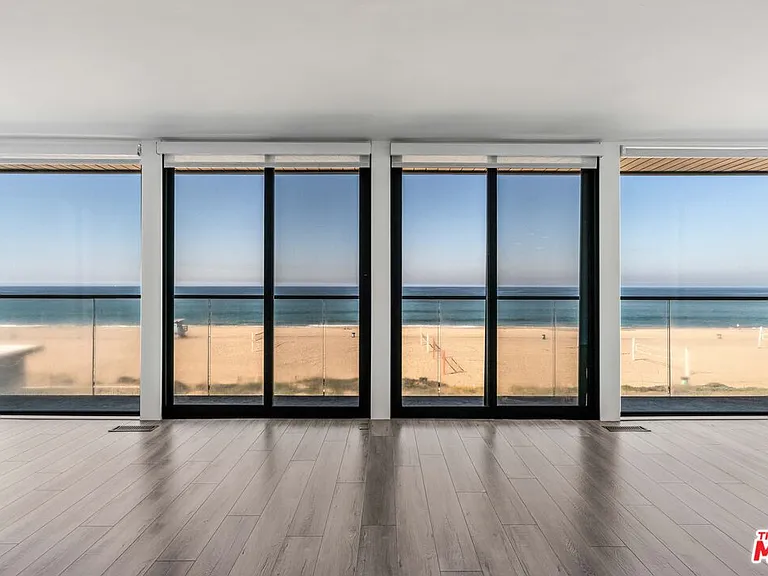 2308 The Strand — Photo 3