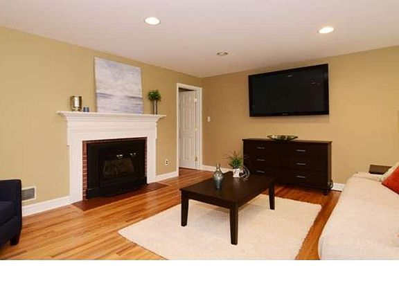 3rd image of 1901 Fairfield Dr