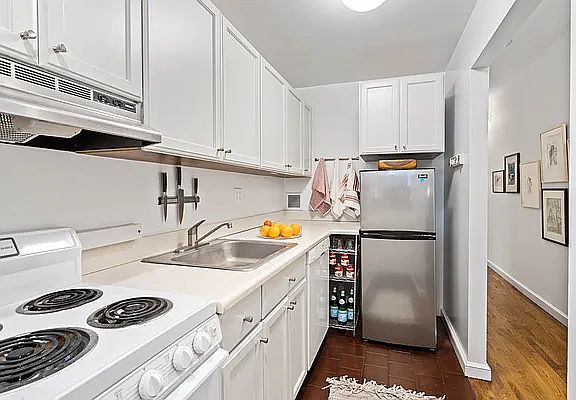 5th image of 419 W 48th St APT 1E