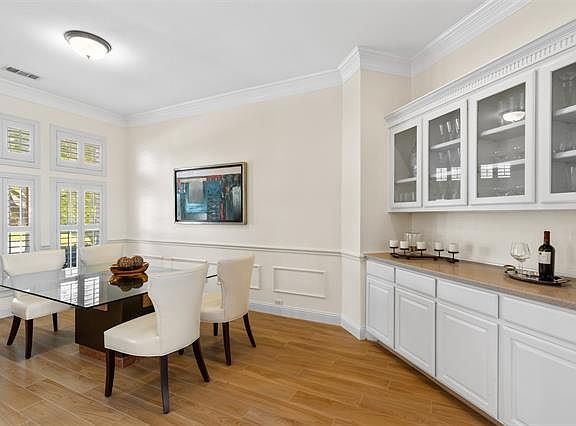 4th image of 2707 Queen Elaine Dr