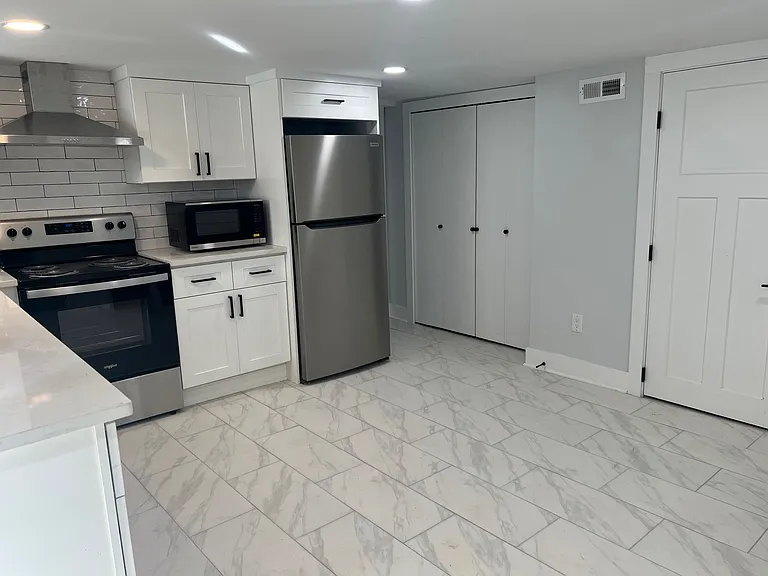 2233 Summit St #C — Photo 4