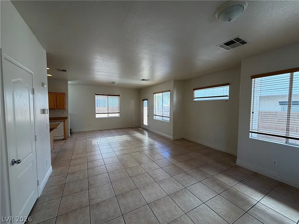 4 bed, 2.5 bath, 1849 sqft, $1,975 — Photo 2