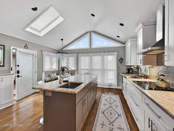 3rd image of 2617 Meadow Dr