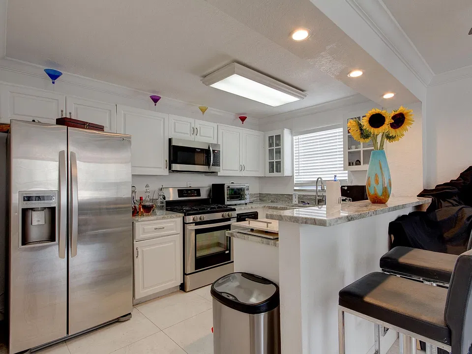 720 Collins Ave #501