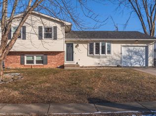 2904 Winchester Dr, Bloomington, IL 61704