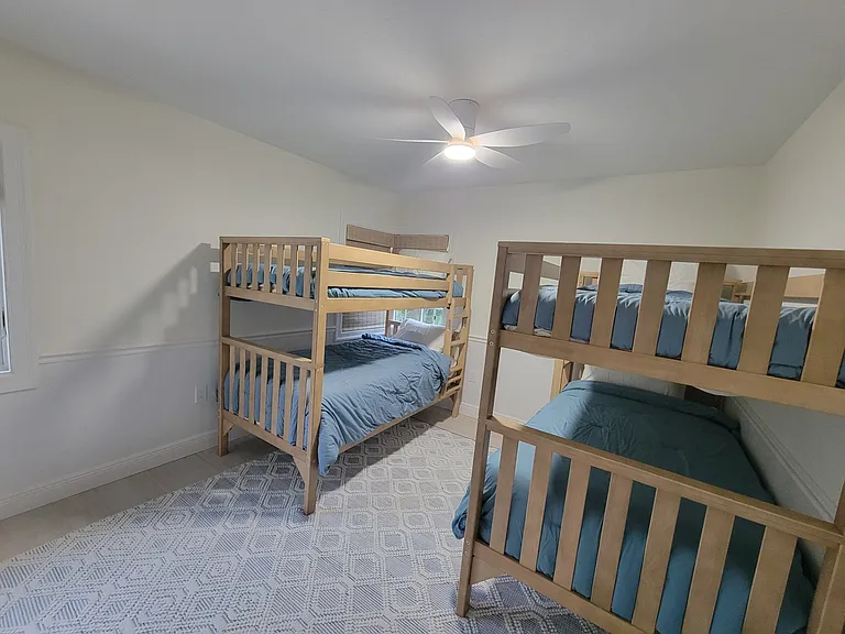 Guest bedroom/2 bunk beds