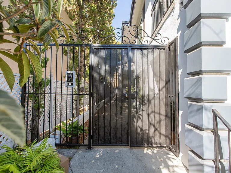 11827 Dorothy St Front exterior entrance