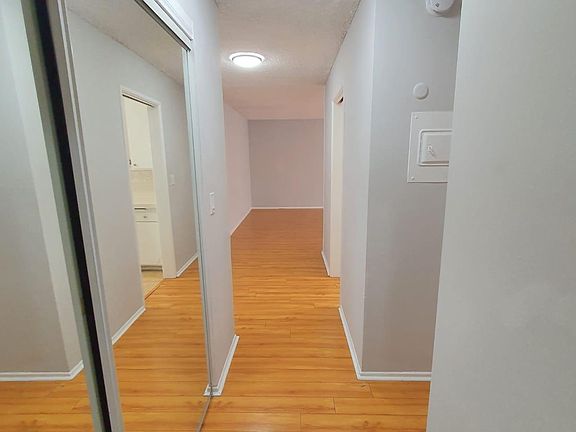 3rd image of 13955 Oxnard St #110