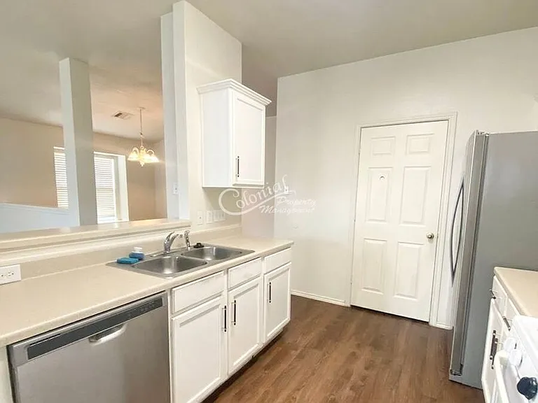 1501 Darjeeling Dr — Photo 6