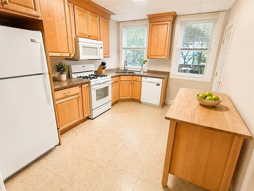 2 bed, 1.0 bath, 1200 sqft, $2,700 — Photo 2