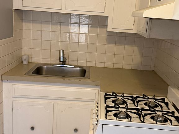 4th image of 150 Morton Ave #2