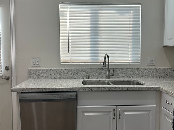 2nd image of 409 S San Mateo St #2