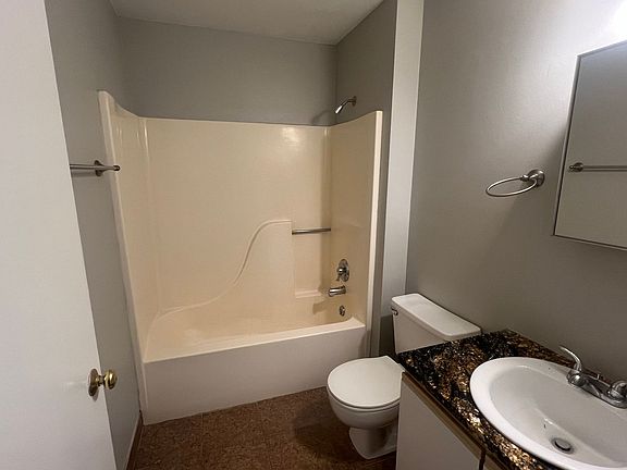5th image of 546 Main St APT 2E