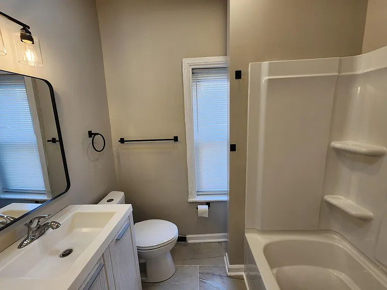 302 N Lombard St — Photo 7