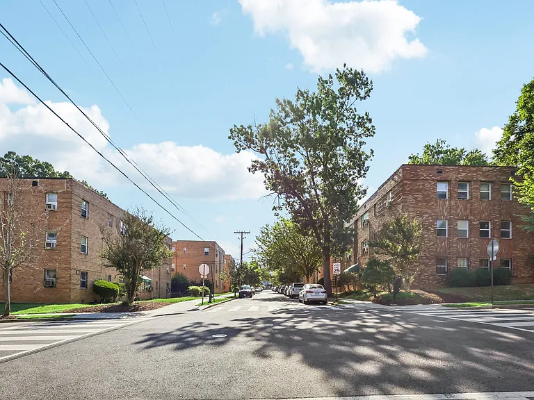 Meadow Green Courts — Photo 20