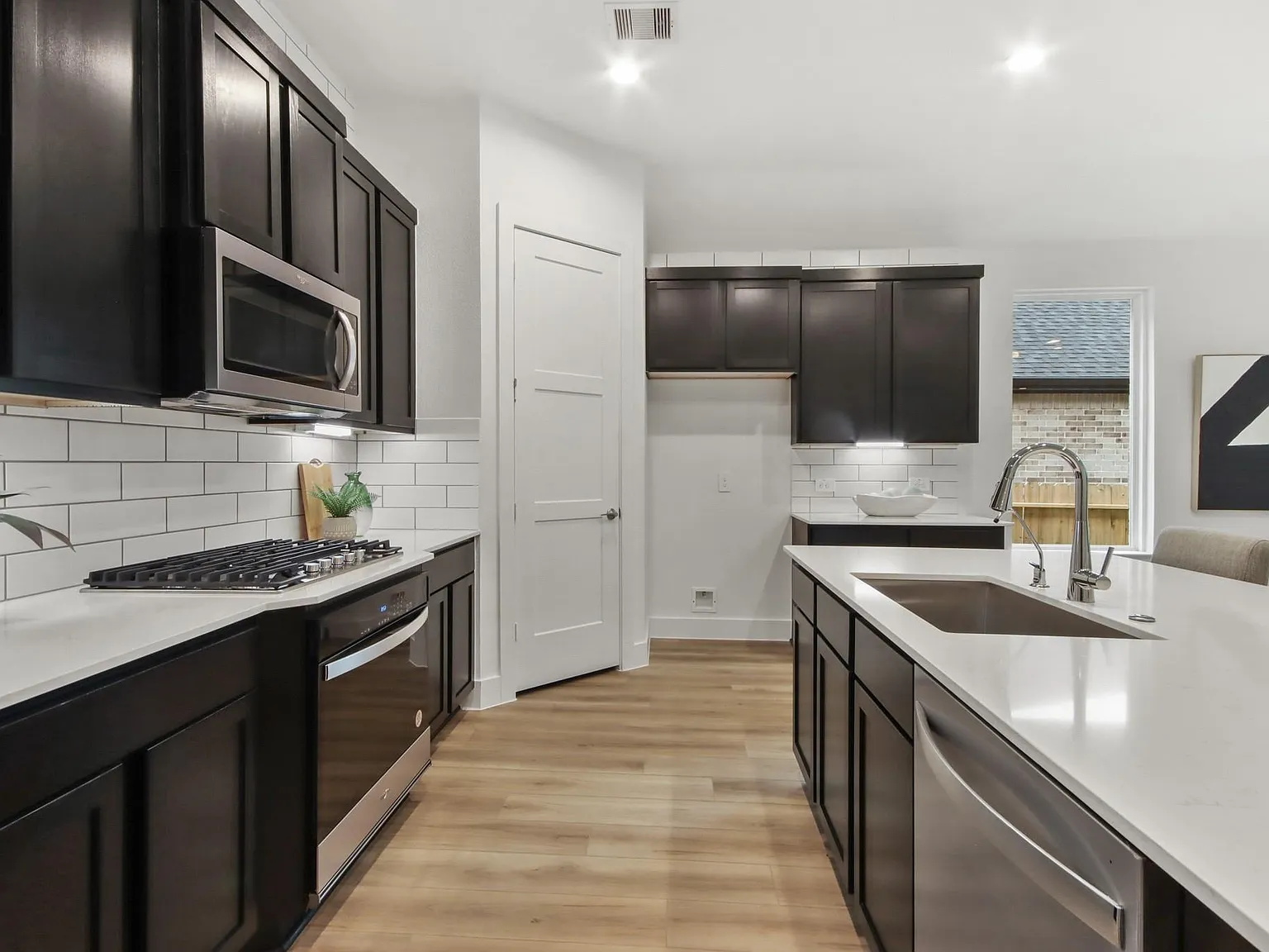 4 bed, 3.0 bath, 2267 sqft, $2,600 — Photo 3