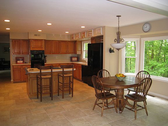 Huge Open Kitchen and Breakfast Area with Baybow Window