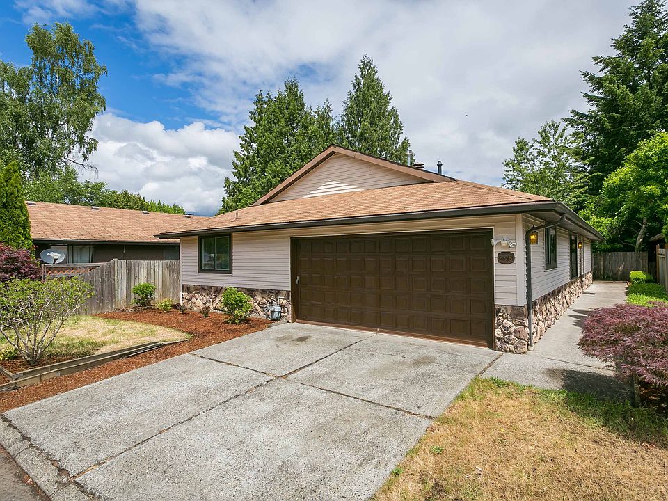 1st image of 298 NE Hyde Cir