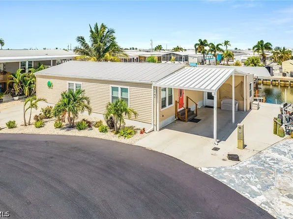 3121 Binnacle Ln, Saint James City, FL 33956