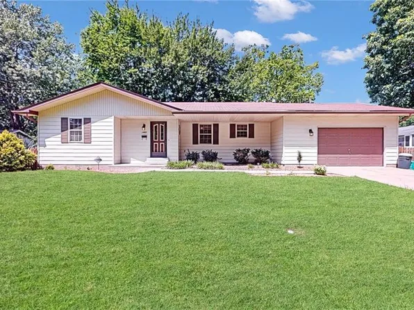 1905 Foster Dr, Belleville, IL 62226