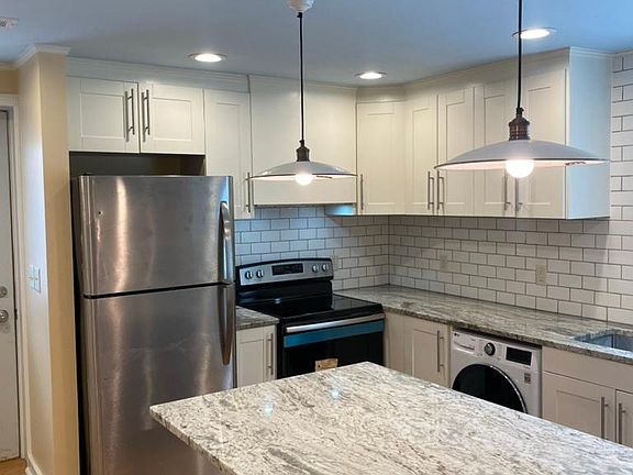 3rd image of 3865 Holdrege St #2