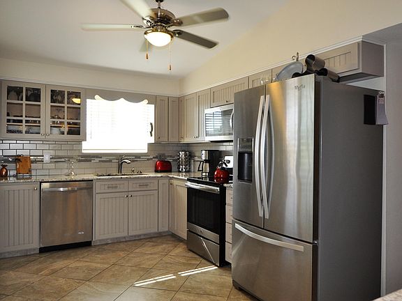 3rd image of 10920 W Windsor Dr