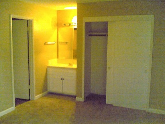 Master bed w/powder sink