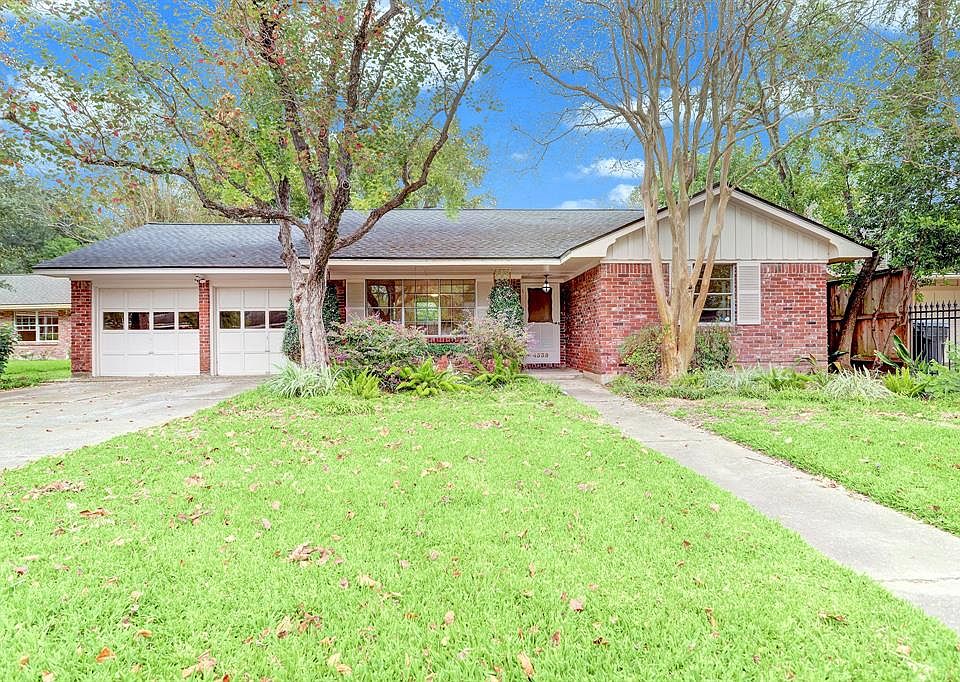 Charming Mid-Century home with lots of vintage style! Updates, including new AC, furnace & ducts installed in 2021. Roof replaced less than 10 years ago. Great location convenient to Medical Center & Galleria area