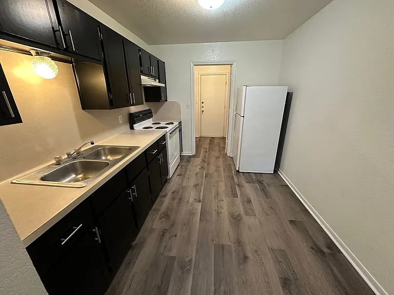 204 W Avenue F — Photo 4