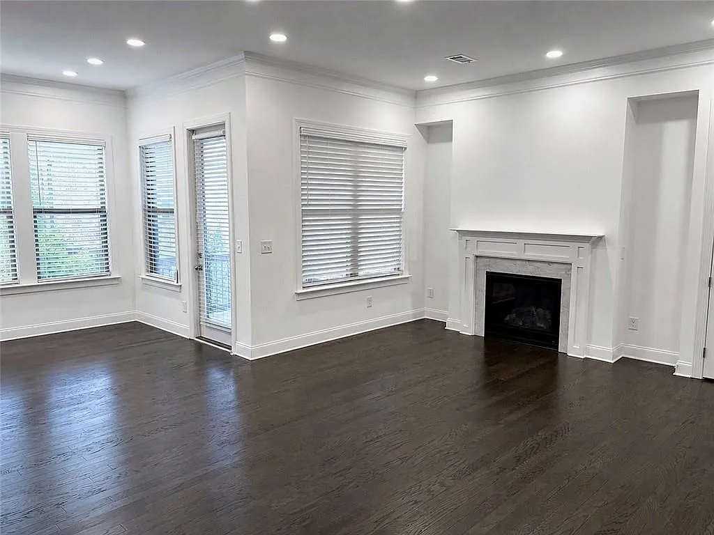 3 bed, 4.0 bath, 3360 sqft, $3,590 — Photo 4