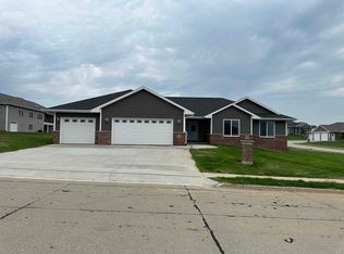 327 Countryside Dr, Epworth, IA 52045