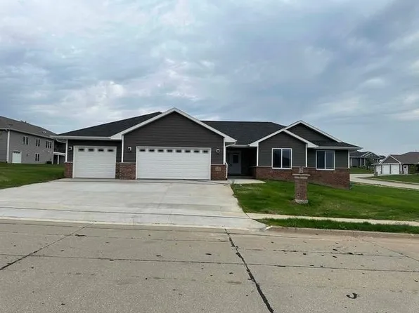 327 Countryside Dr, Epworth, IA 52045