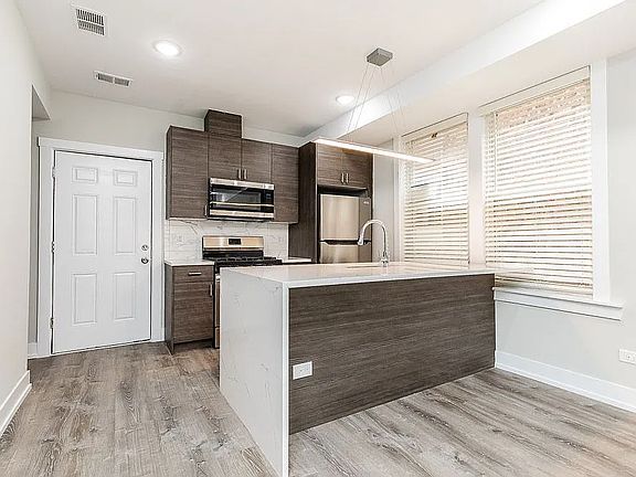 4th image of 2132 W 18th Pl #1F